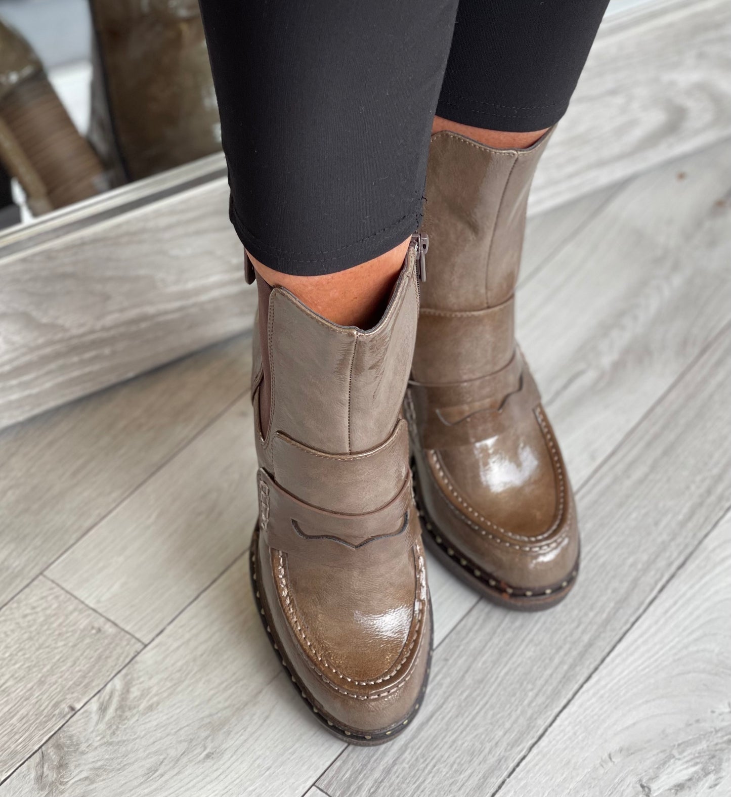 Mustang - Taupe Metallic Patent Block Heel Boot