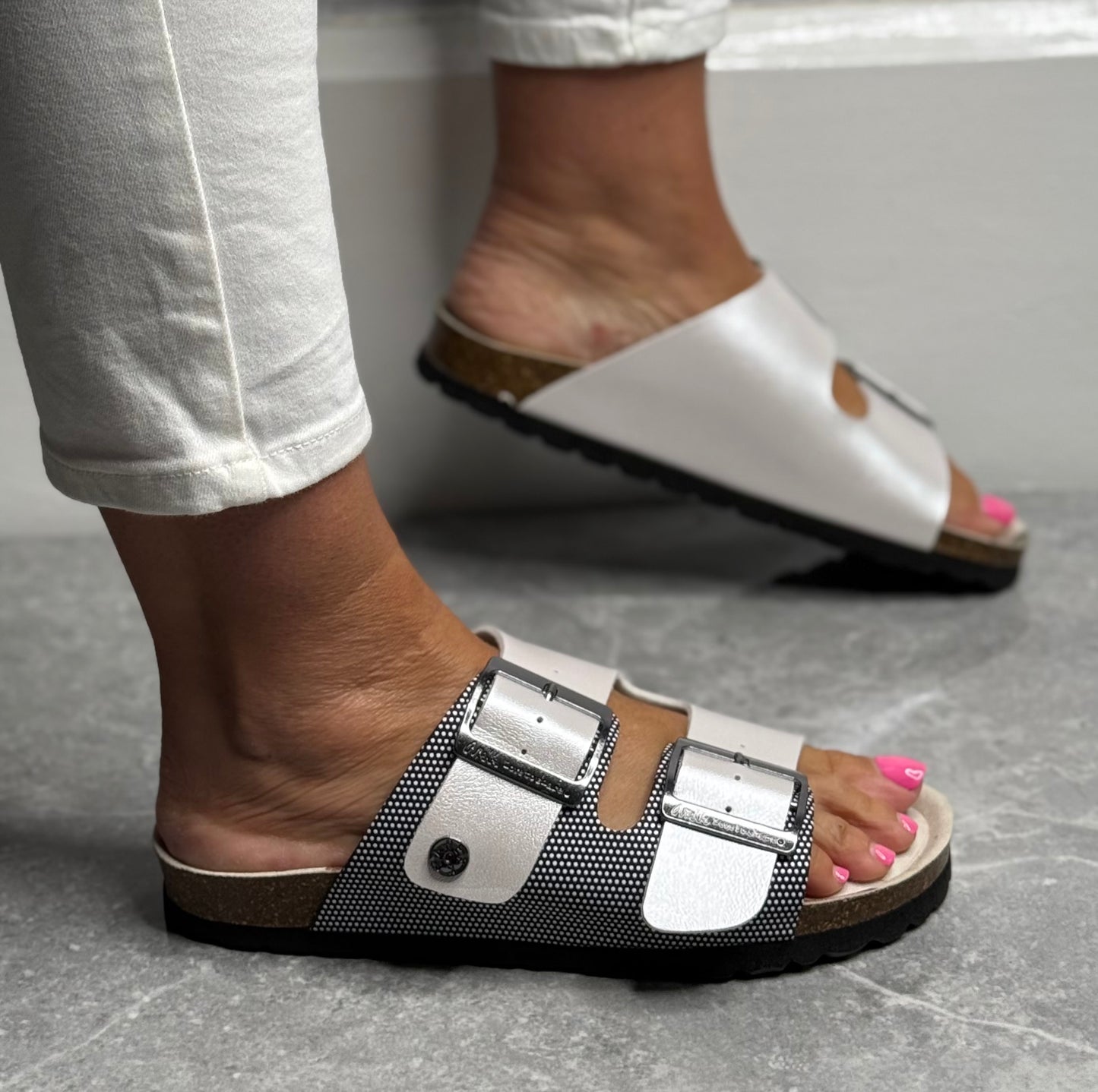 anekke - White/Black Buckle Slider