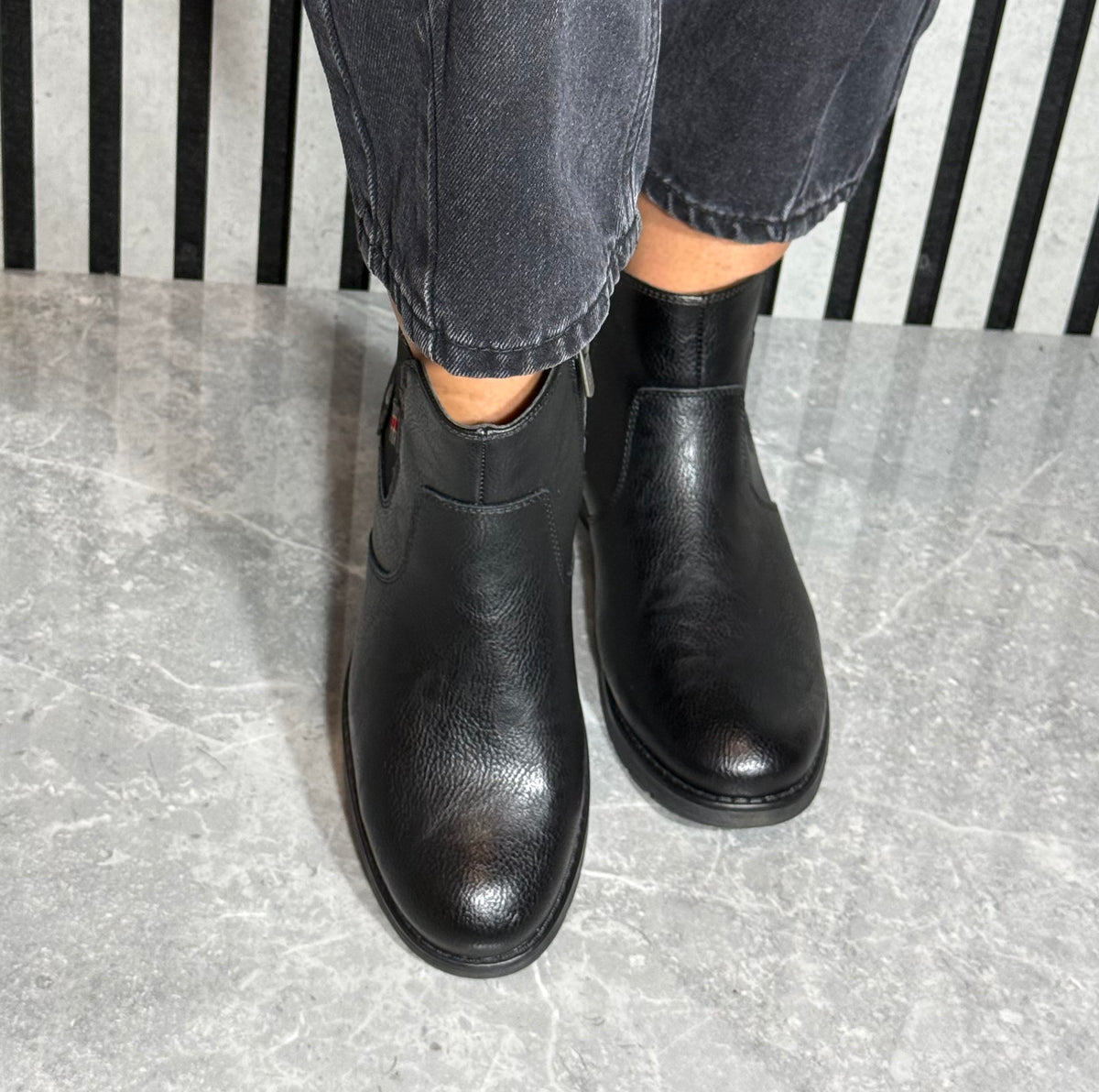 Mustang - Black Chelsea Boot