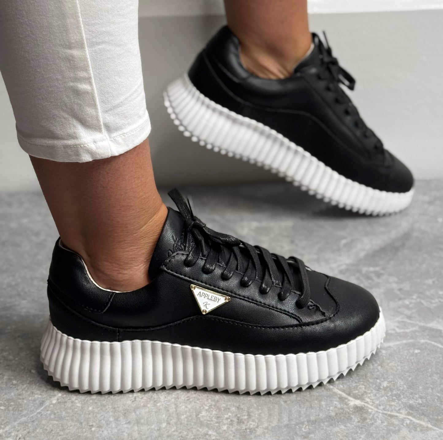 Kate Appleby - ‘Clifton’ Schwarz Trainer