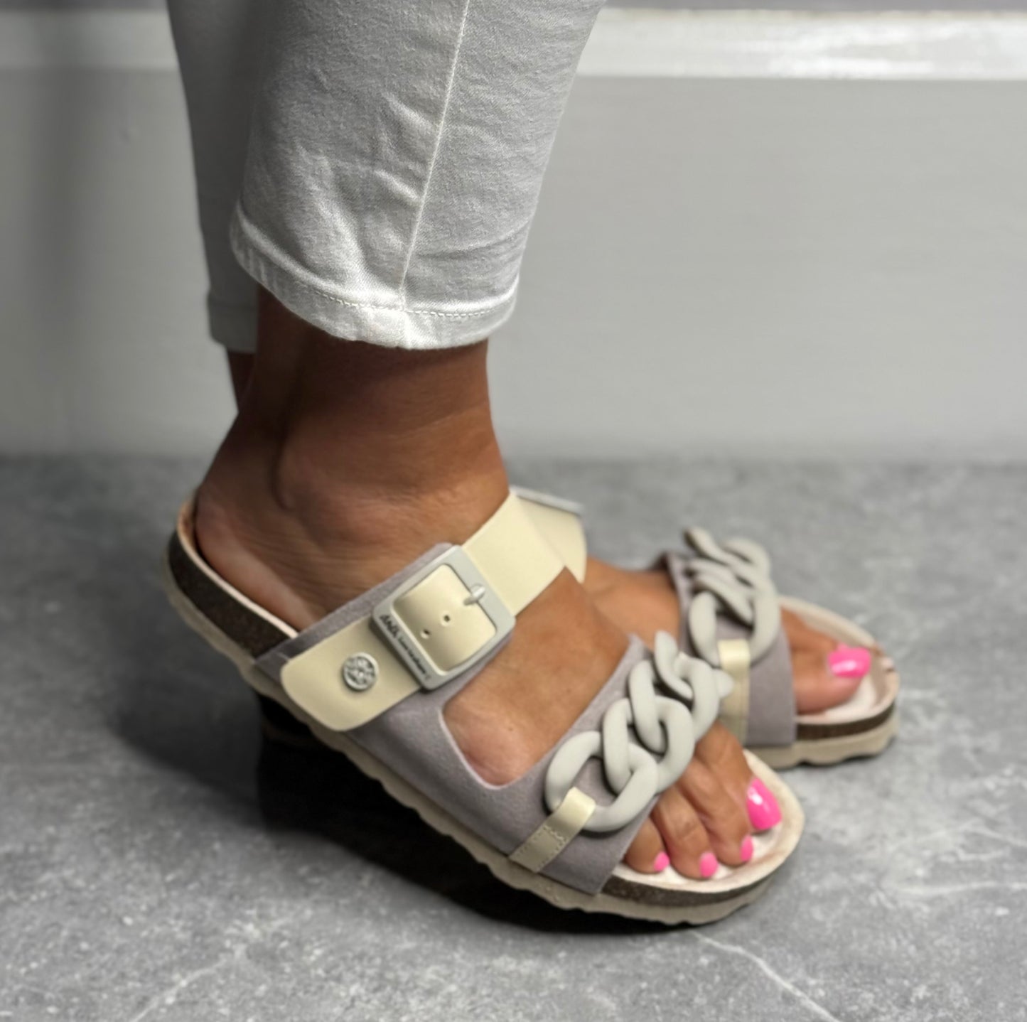 anekke - Grey/Cream Chain Detail Slider