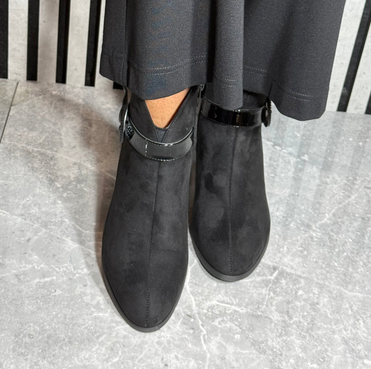 Redz - Black Buckle Detail Ombre Heel Boot