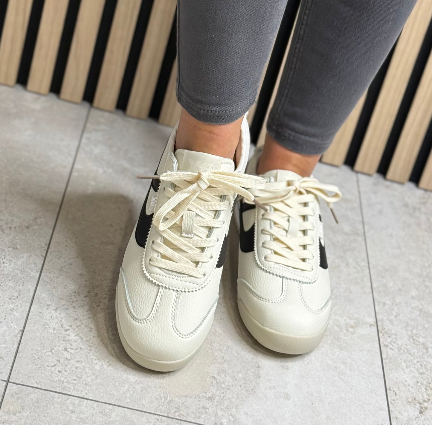 Xti - Beige/Black Detailed Trainer (145008)