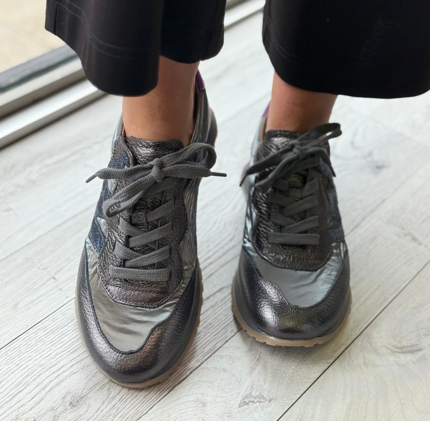 Wonders - A-4810 Grey Metallic Detail Leather Trainer (Plomo/Peltre)