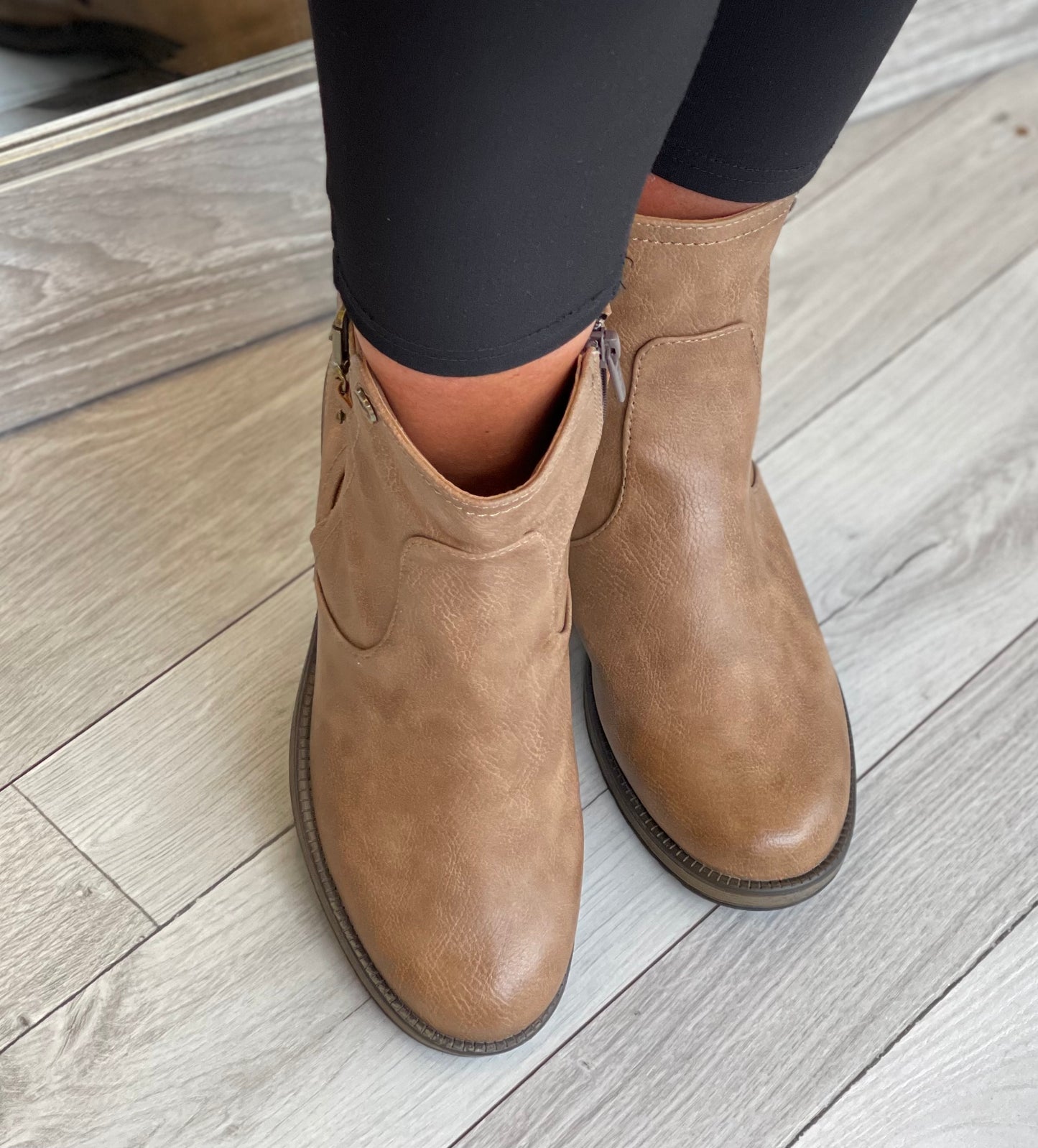 Mustang - Taupe Chain Detail Boot
