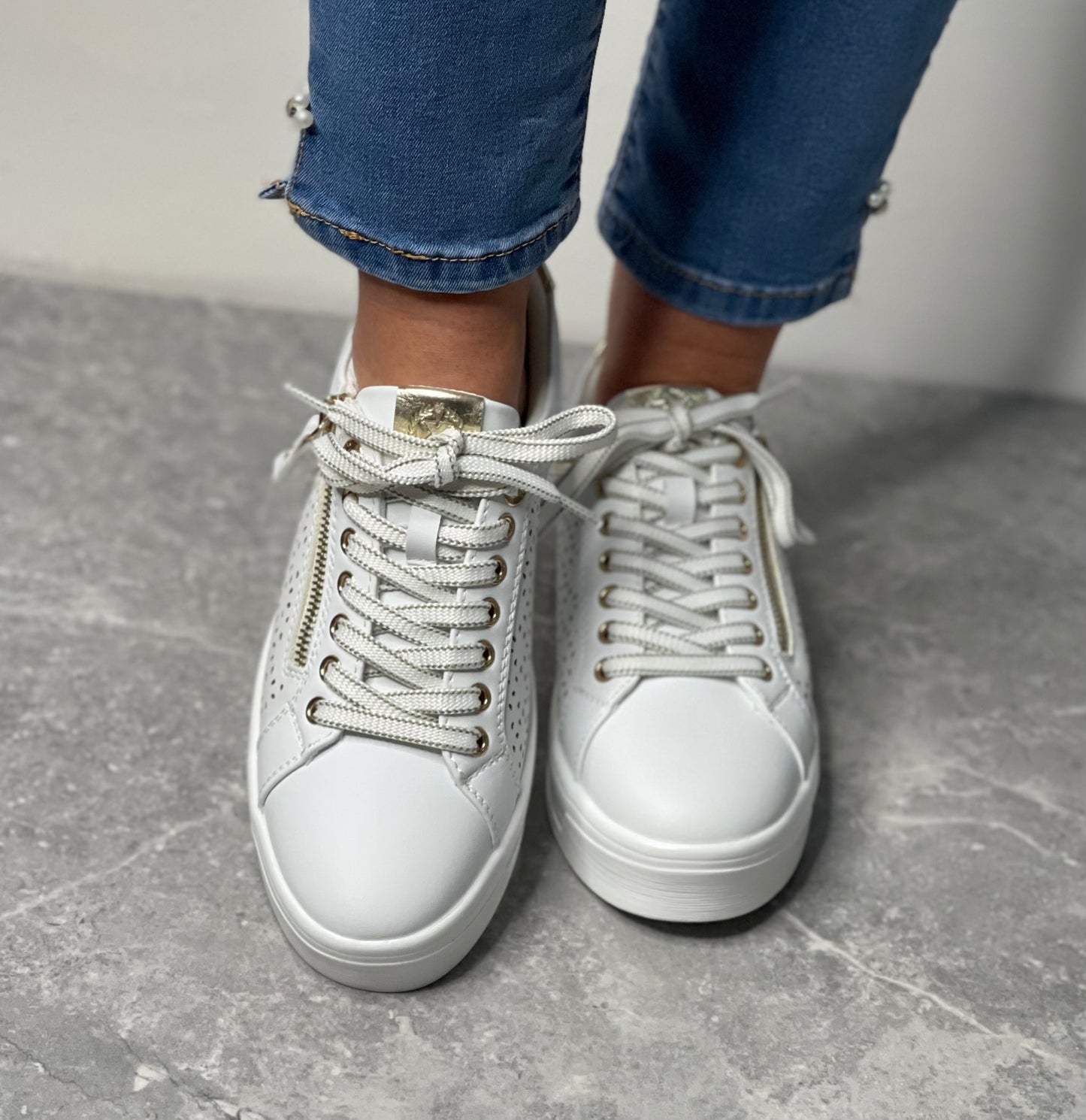 Xti - White/Gold Trim Side Zip Trainer