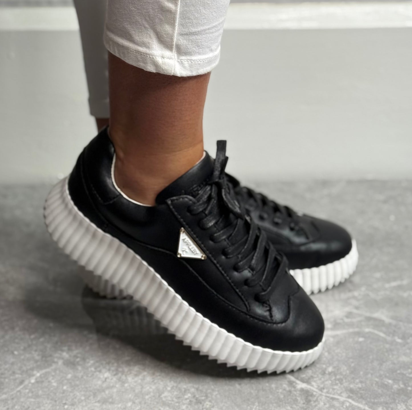 Kate Appleby - ‘Clifton’ Schwarz Trainer