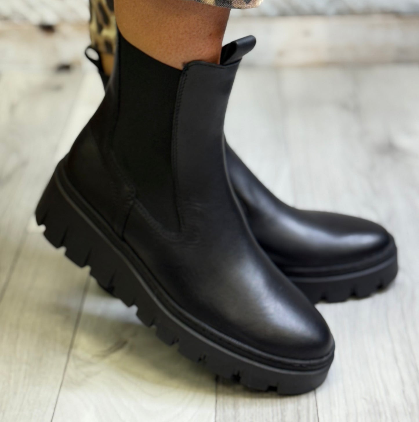 Kate Appleby - ‘Llangefini' Schwarz Boot