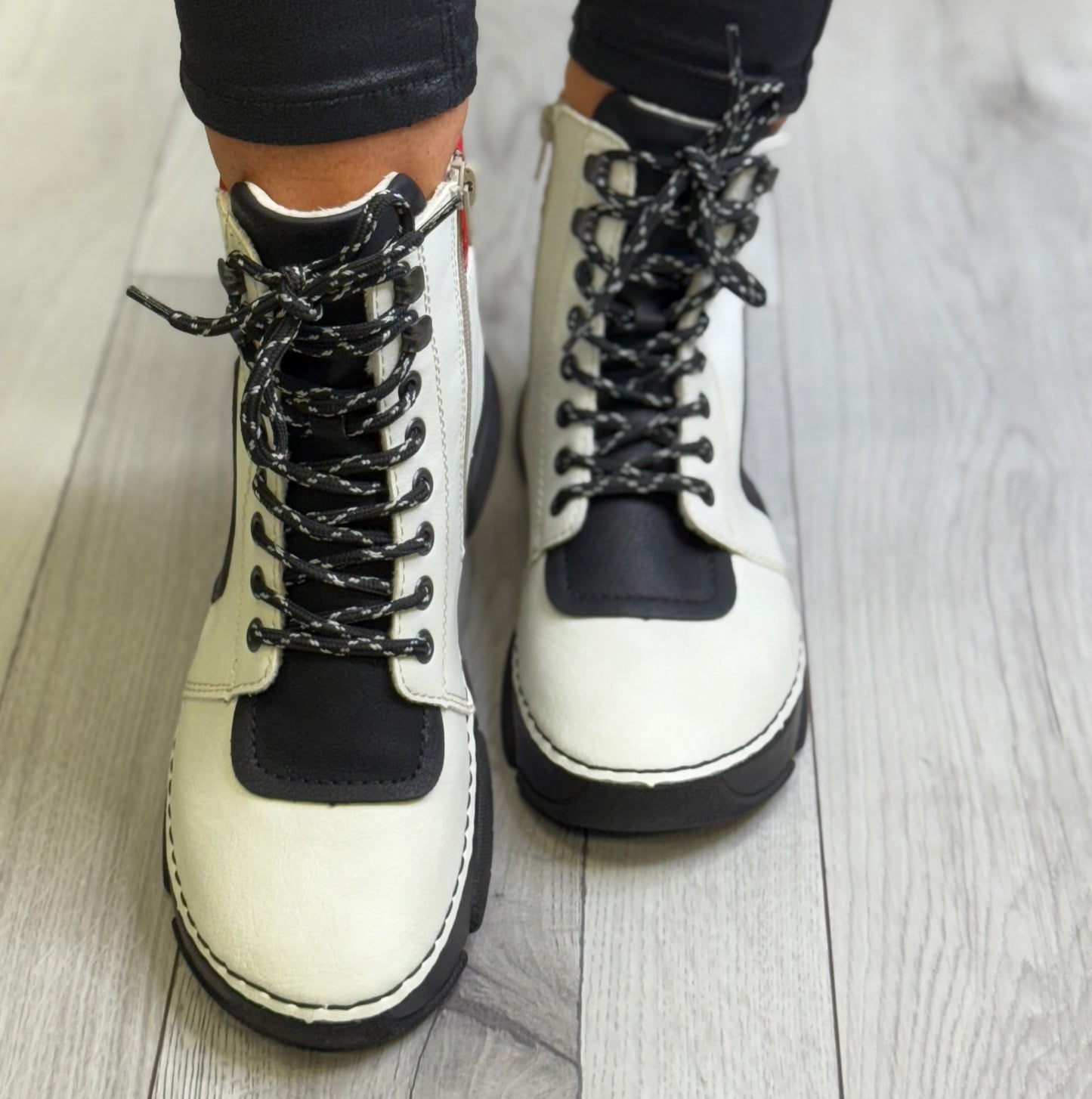 Rieker - Off White Detailed Lined Boot