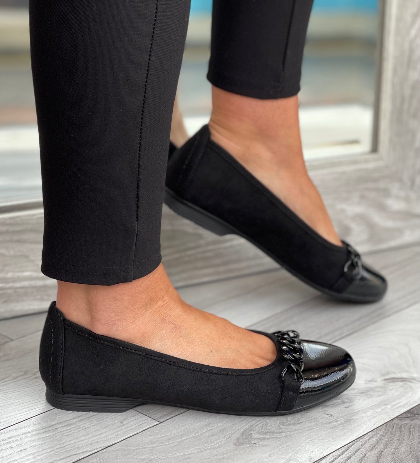 Jana - Black Chain Detail Pump