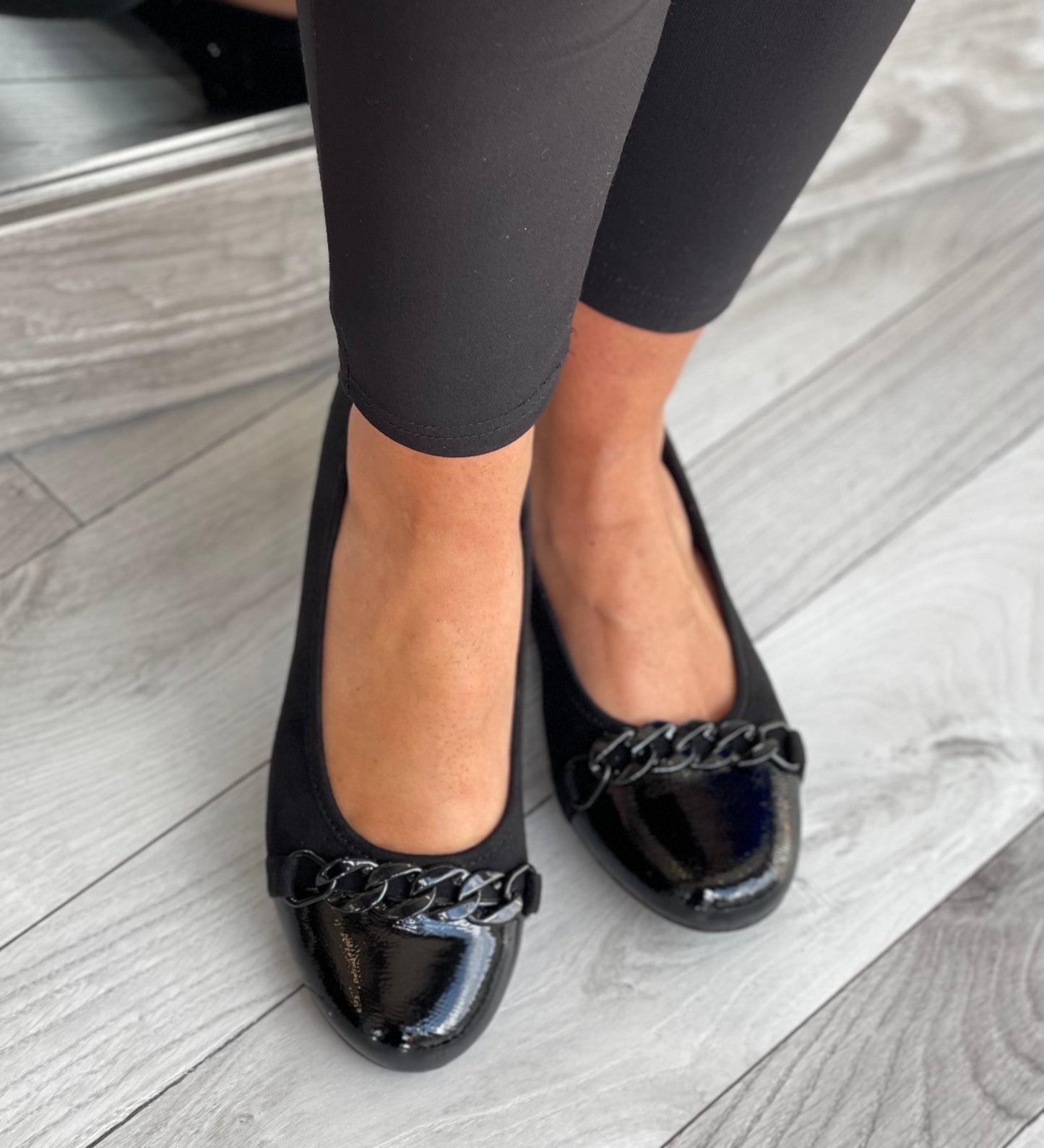 Jana - Black Chain Detail Pump