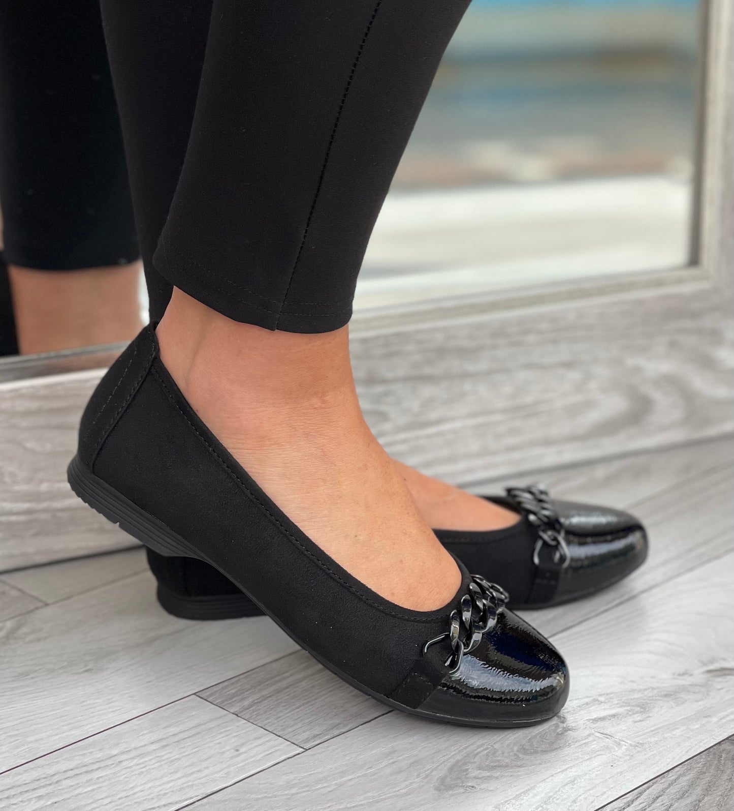 Jana - Black Chain Detail Pump