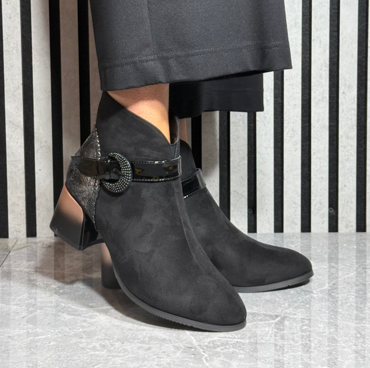Redz - Black Buckle Detail Ombre Heel Boot
