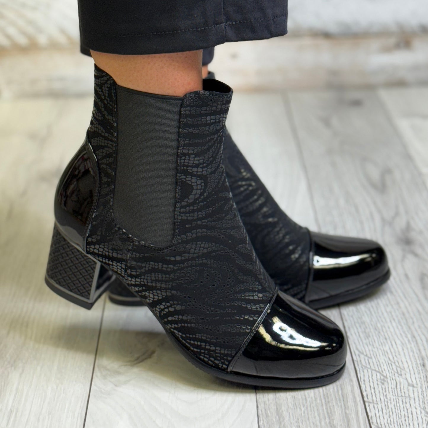 Redz - Black Detailed Patent Toe Boot