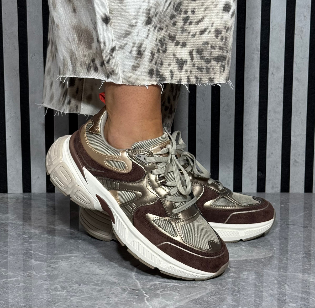 Xti - Brown/Gold Lightweight Trainer (146495)