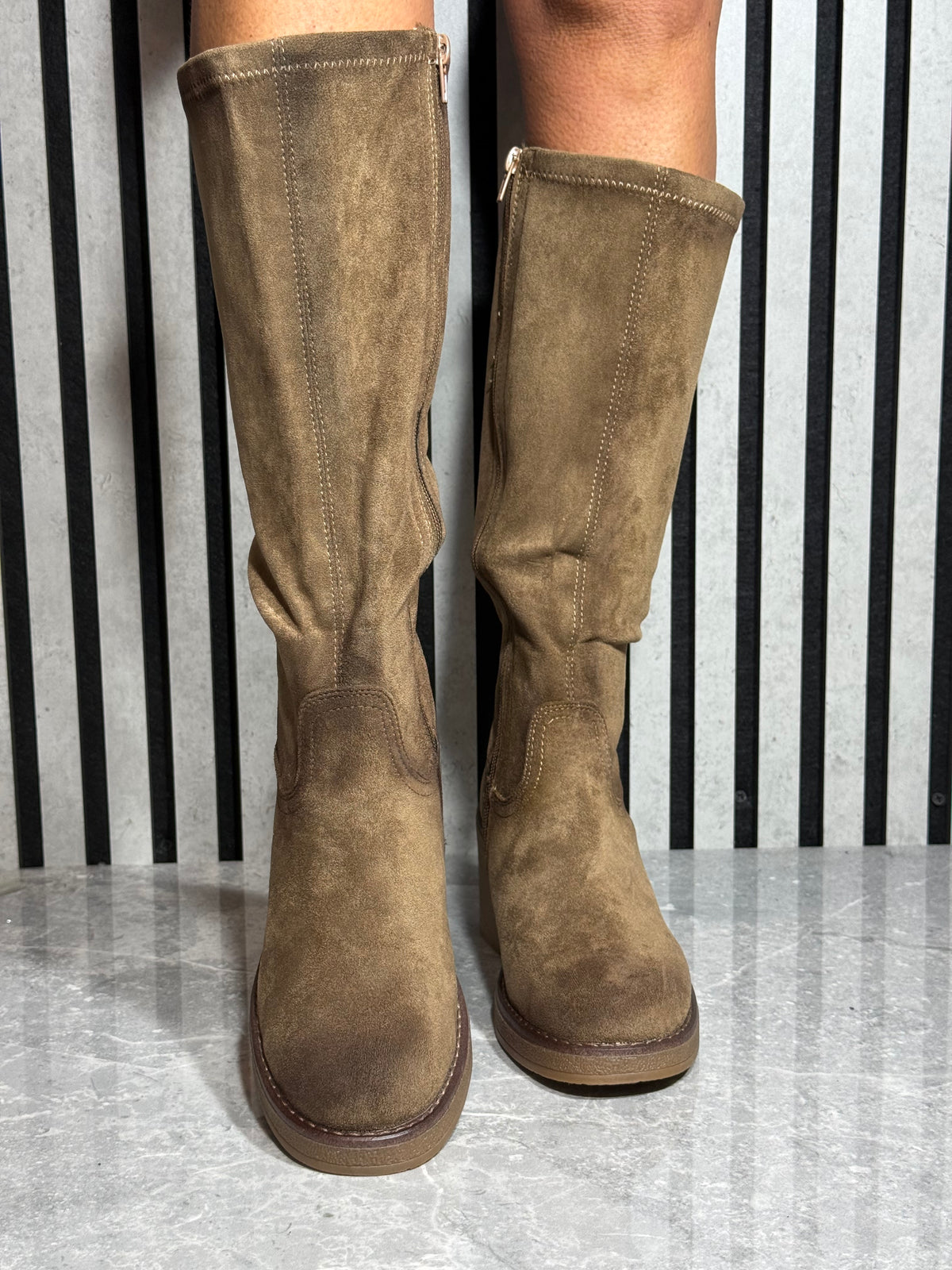 Redz - Biscuit Suede Mid Boot