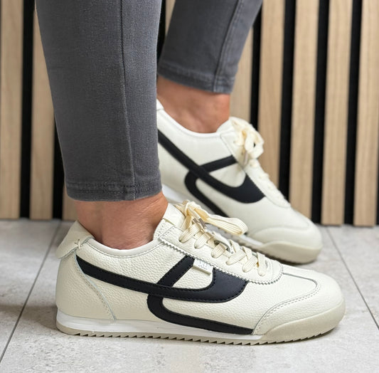 Xti - Beige/Black Detailed Trainer (145008)
