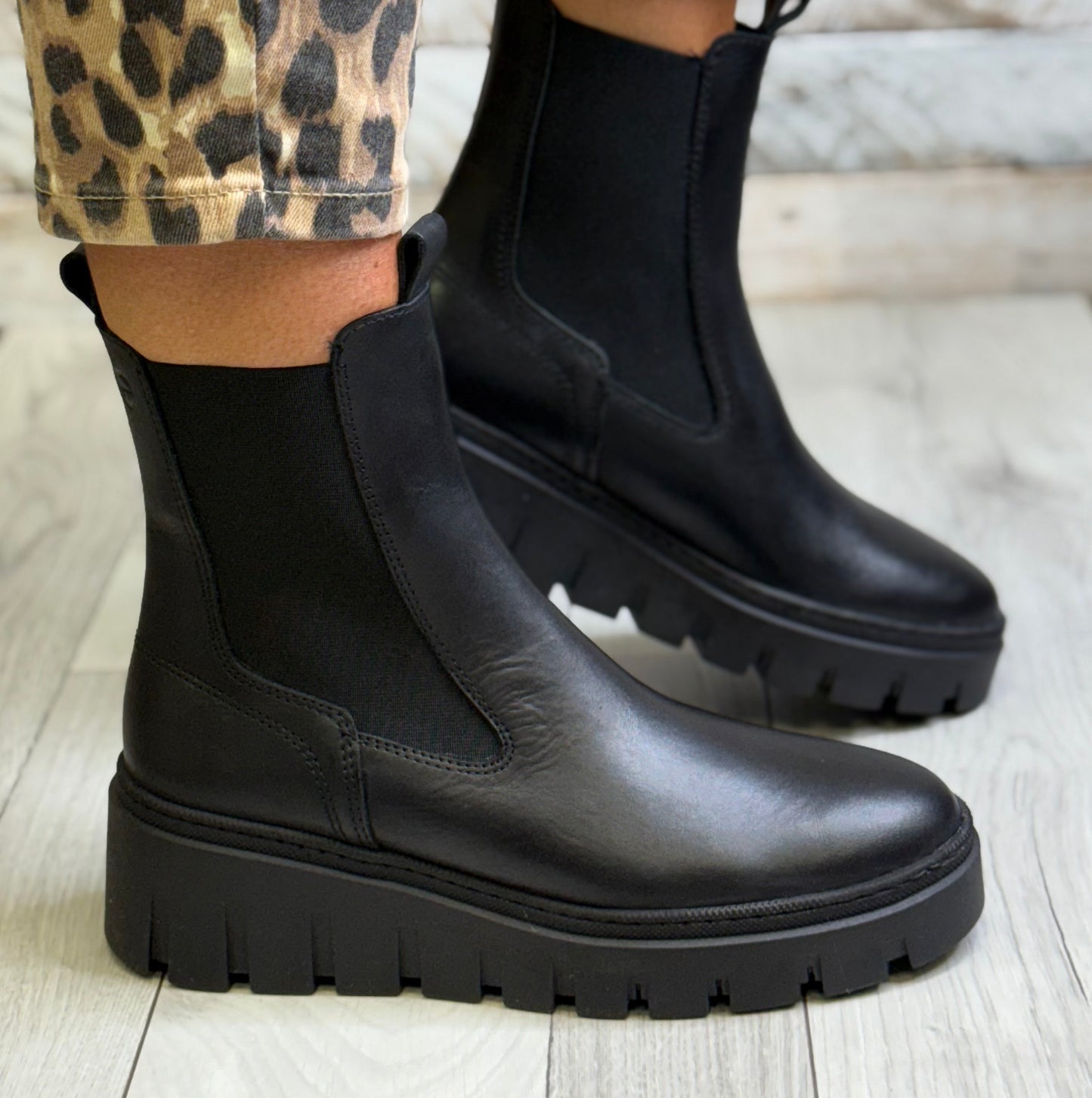 Kate Appleby - ‘Llangefini' Schwarz Boot