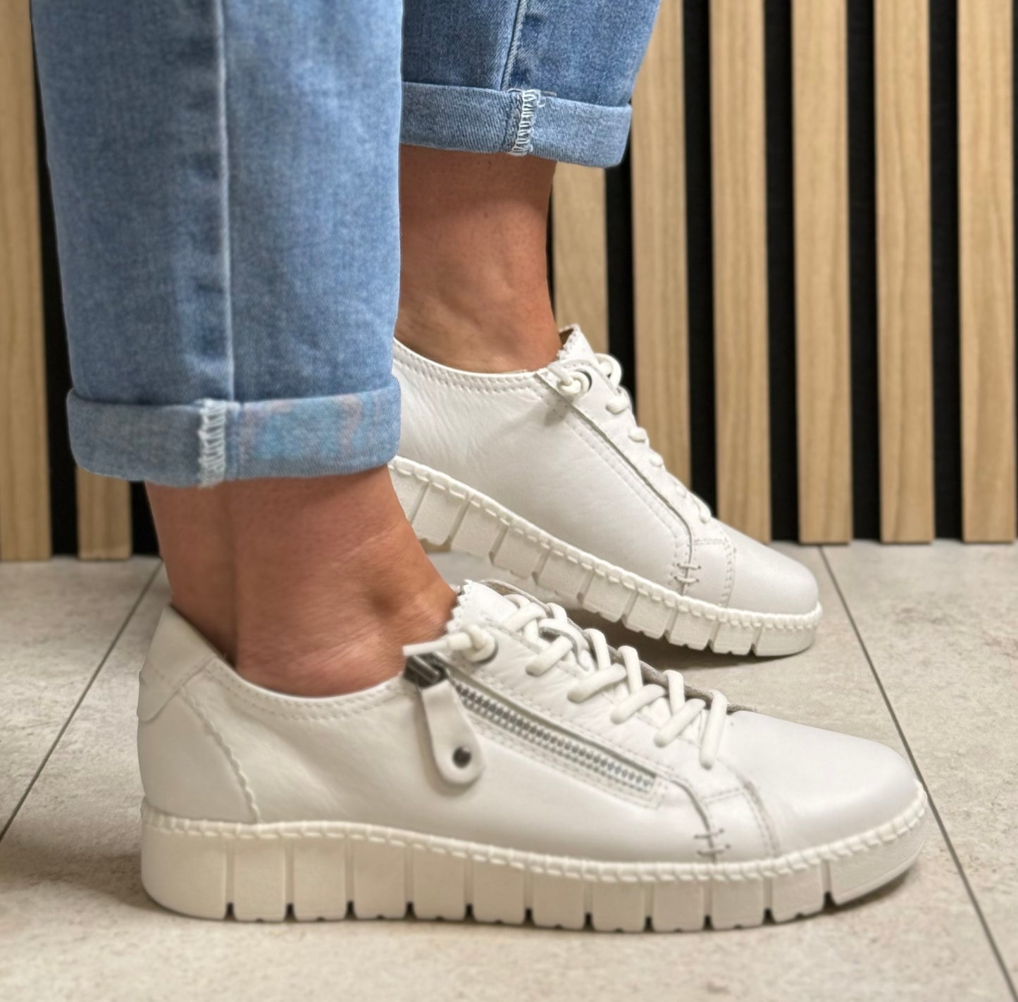 Jana - White Lightweight Trainer