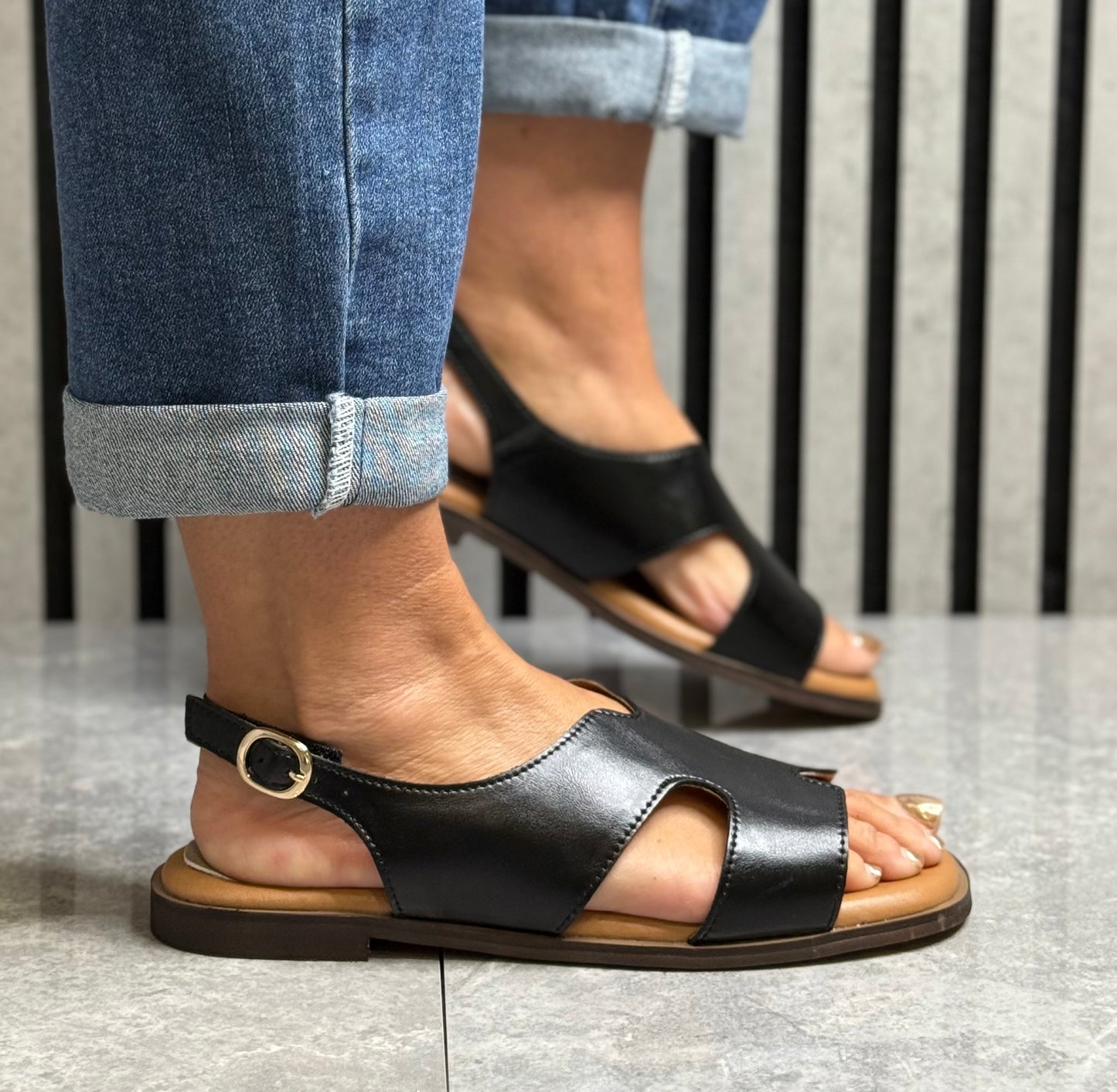 Zanni & Co - 'Husay One' Black Slingback Leather Sandal