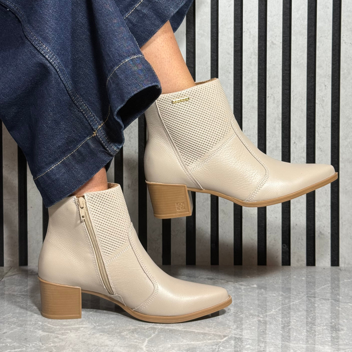 Pegada - Stone Leather Ankle Boot