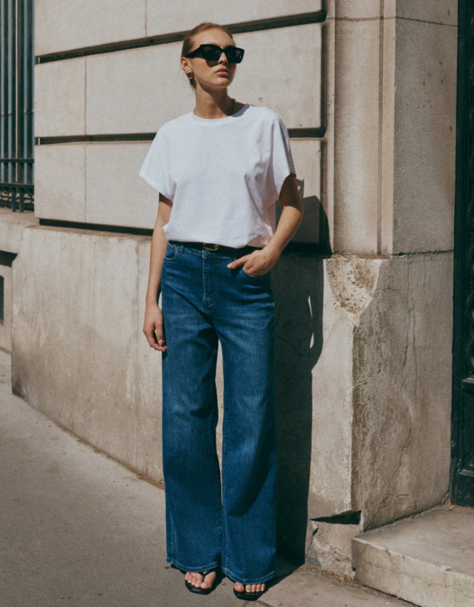 Mid Wash Relaxed Straight Jean.