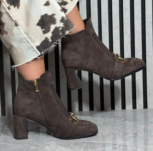 Redz - Brown Buckle Detail Suede Heel Boot
