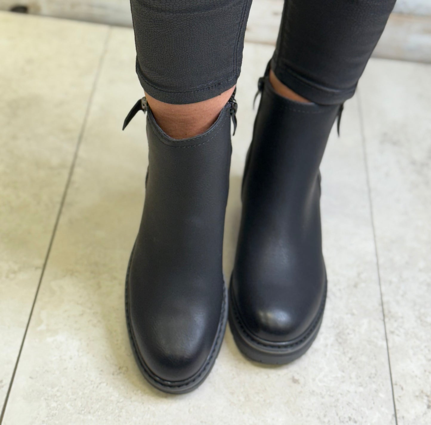 Redz - Black Zip Detail Wedge Boot