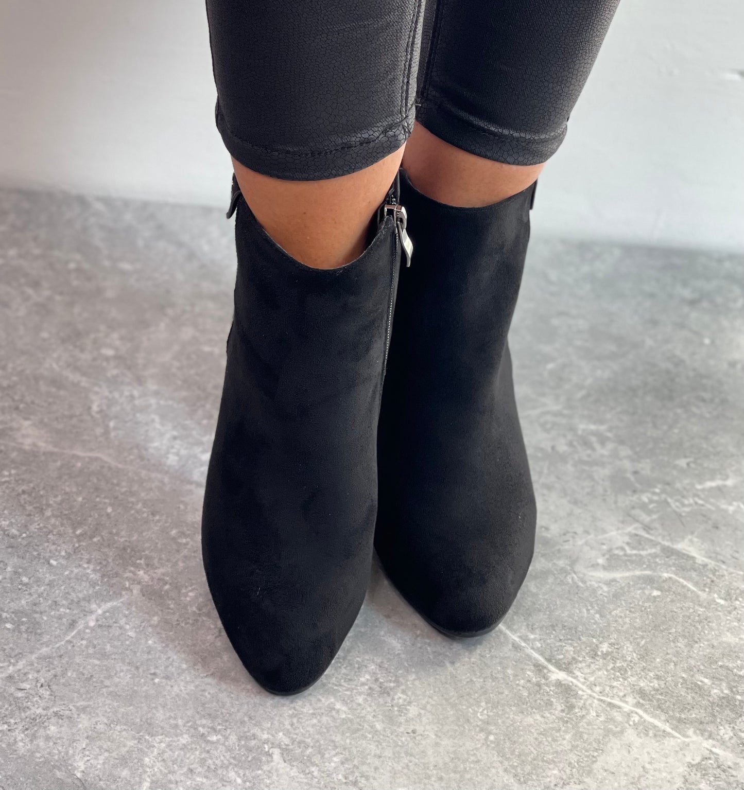 Redz - Black Detailed Ankle Boot