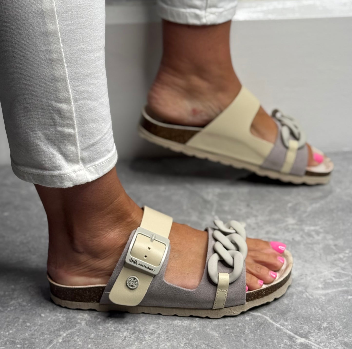anekke - Grey/Cream Chain Detail Slider