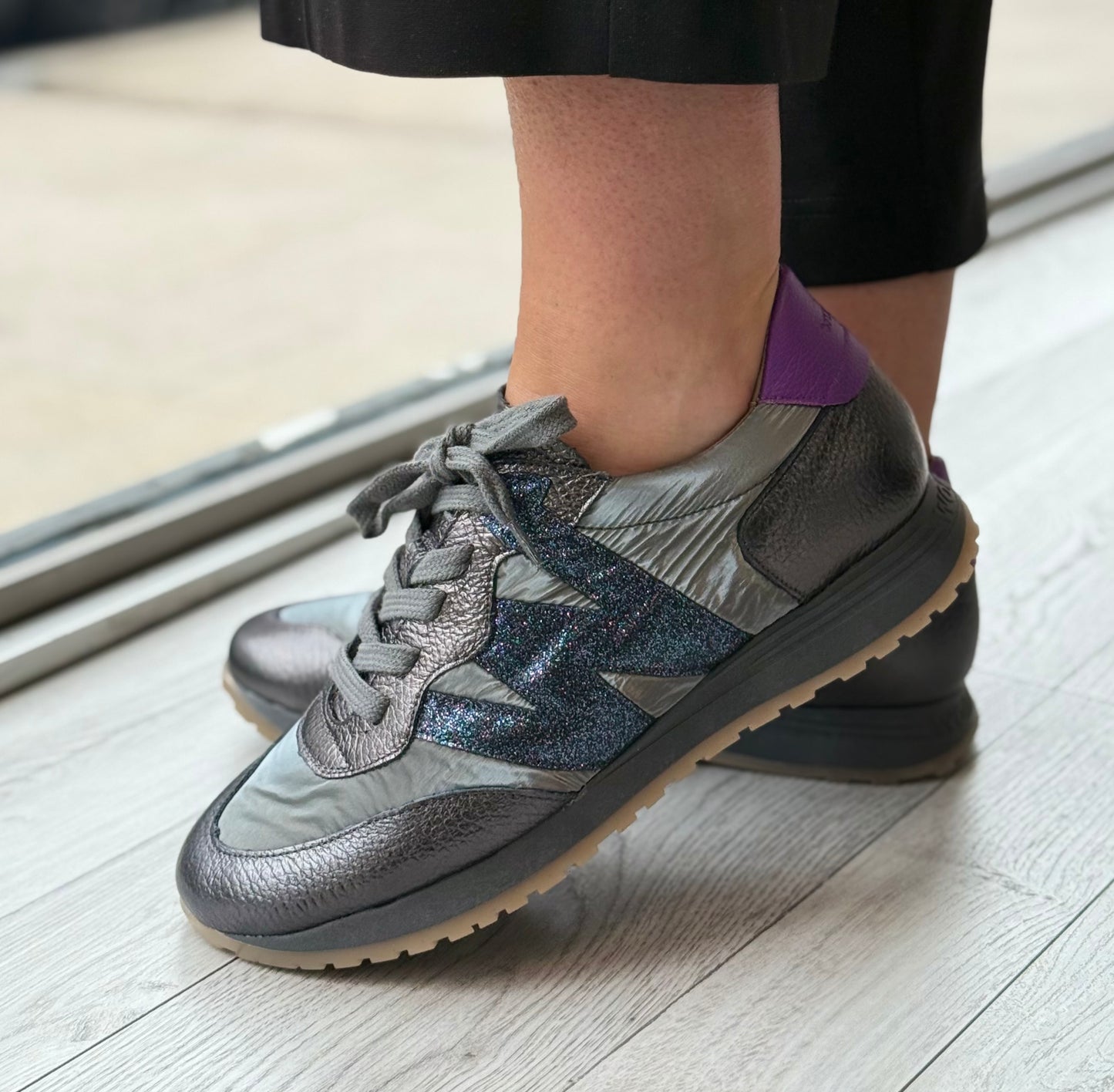 Wonders - A-4810 Grey Metallic Detail Leather Trainer (Plomo/Peltre)