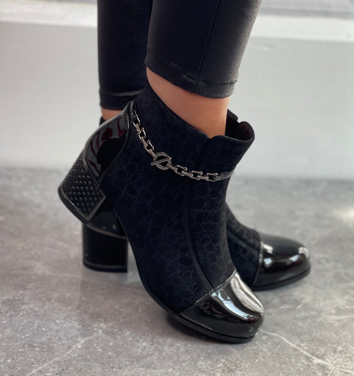 Redz - Black Detailed Ankle Boot