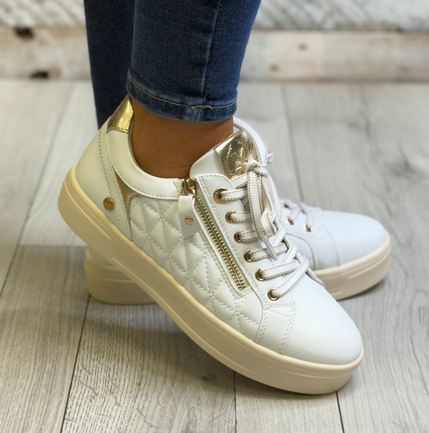 Xti - White/Gold Side Zip Trainer (144413)
