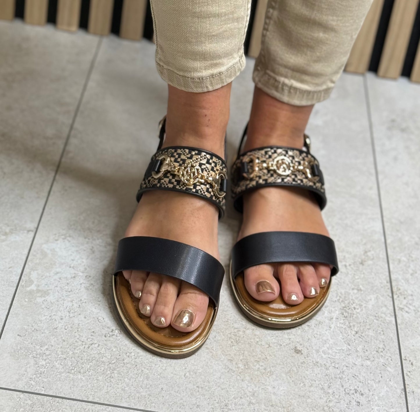 Redz - Black Woven Detailed Sandal