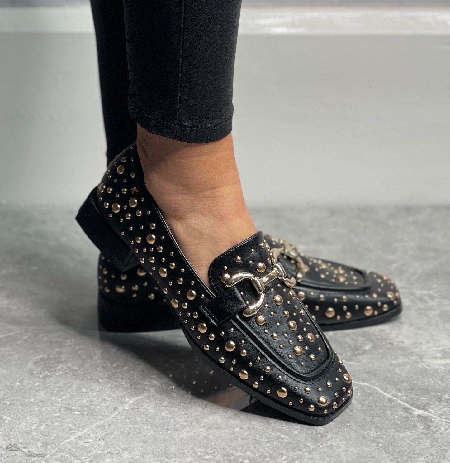 Kate Appleby - ‘Peniston’ Schwarz Stud Loafer