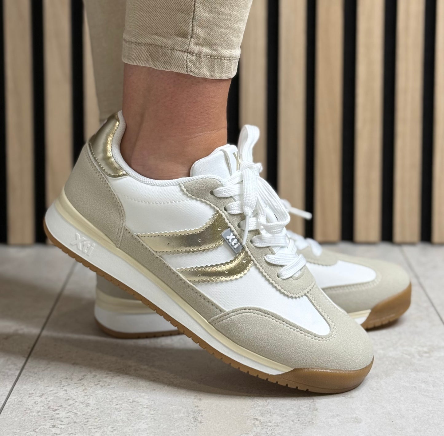 Xti - White/Gold Metallic Detailed Trainer (145019)