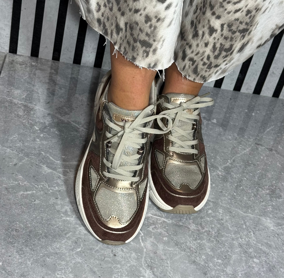 Xti - Brown/Gold Lightweight Trainer (146495)