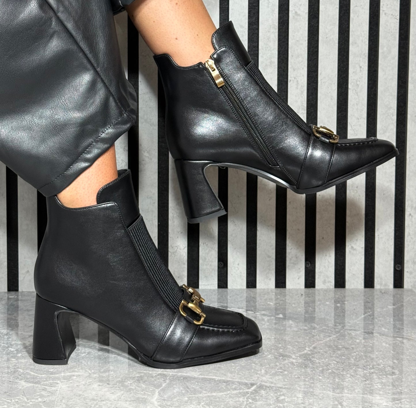 Redz - Black Buckle Detail Leather Heel Boot