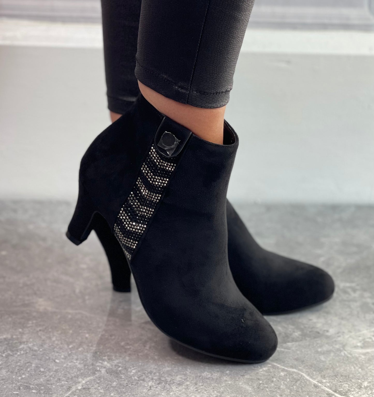 Redz - Black Detailed Ankle Boot