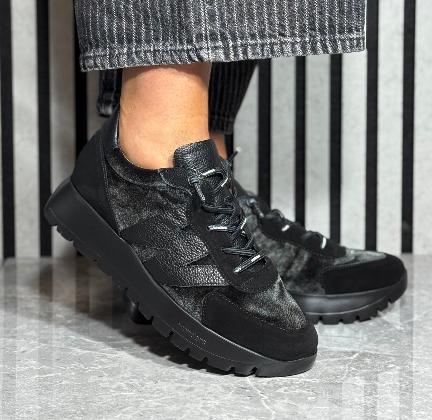 Wonders - A-24111 Black Combo Suede Trainer (Negro/Negro)