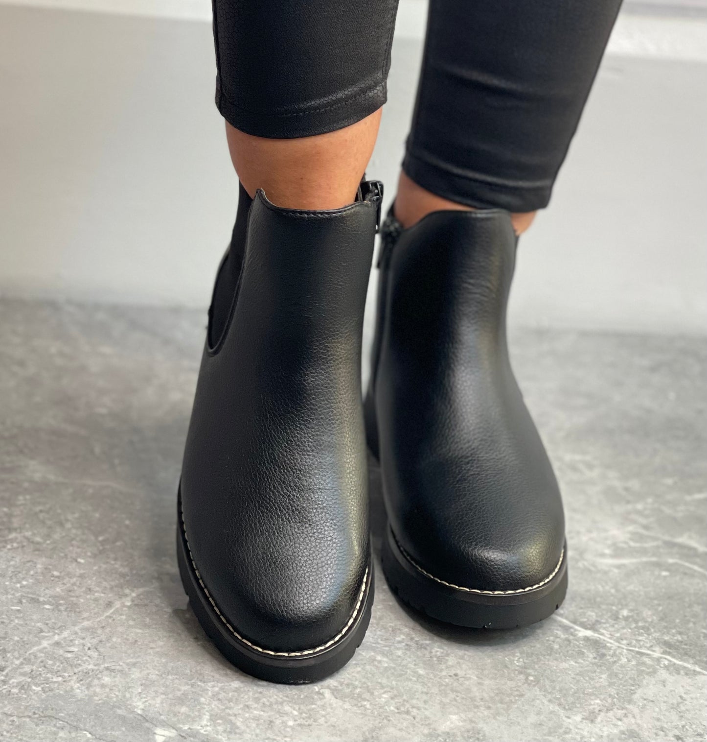 Jana - Black Chelsea Boot