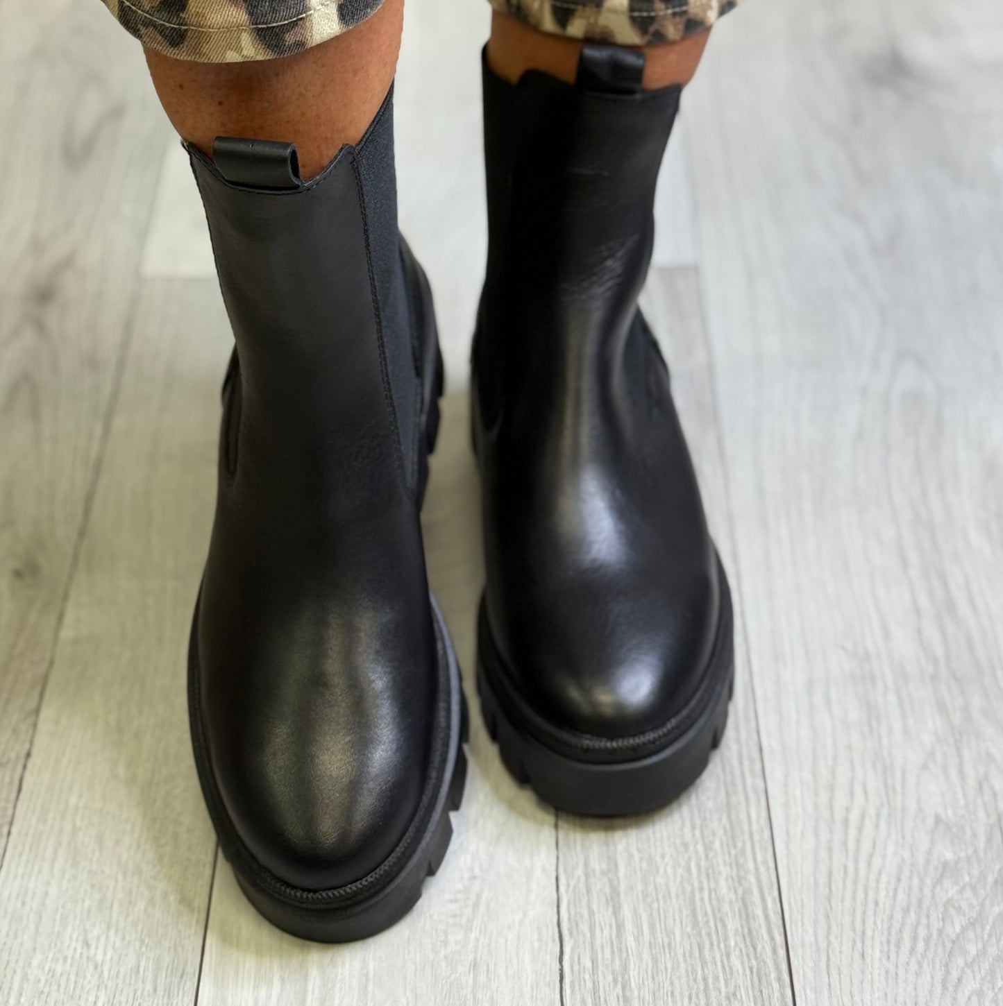 Kate Appleby - ‘Llangefini' Schwarz Boot