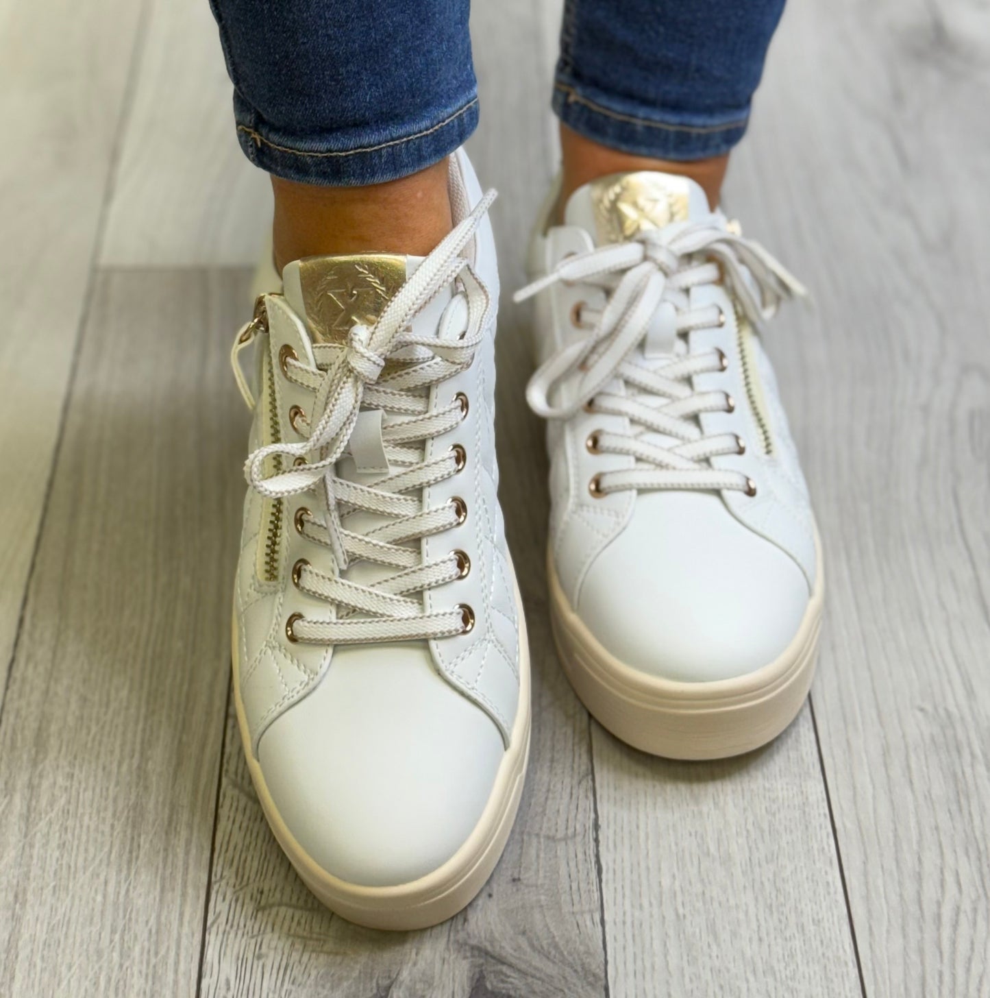 Xti - White/Gold Side Zip Trainer (144413)