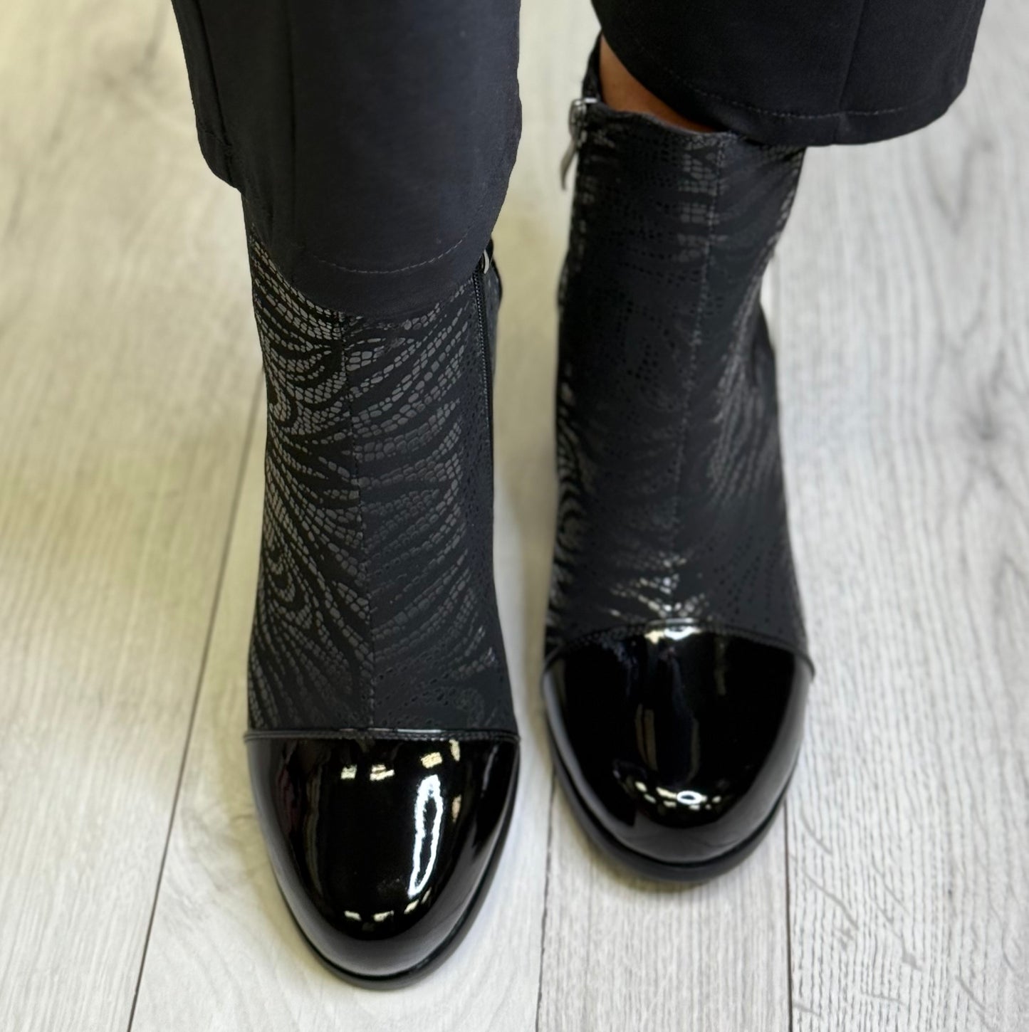 Redz - Black Detailed Patent Toe Boot