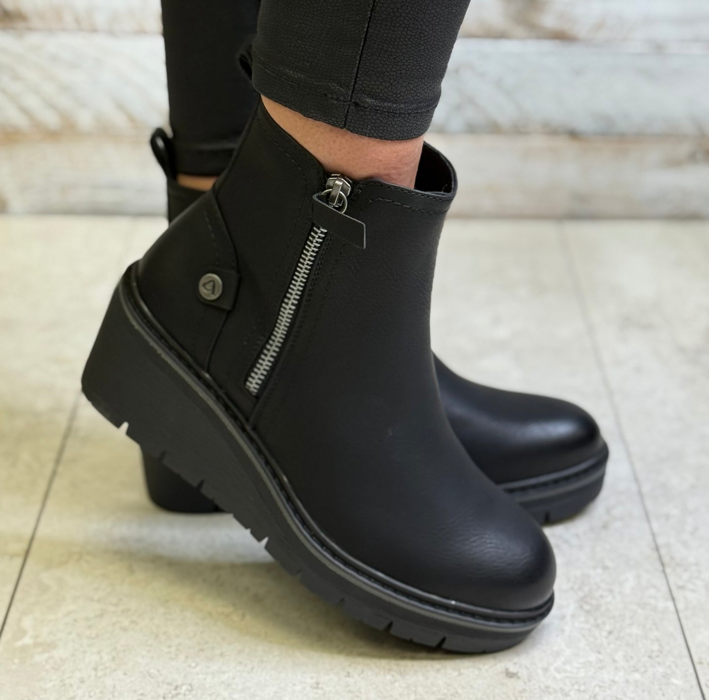 Redz - Black Zip Detail Wedge Boot