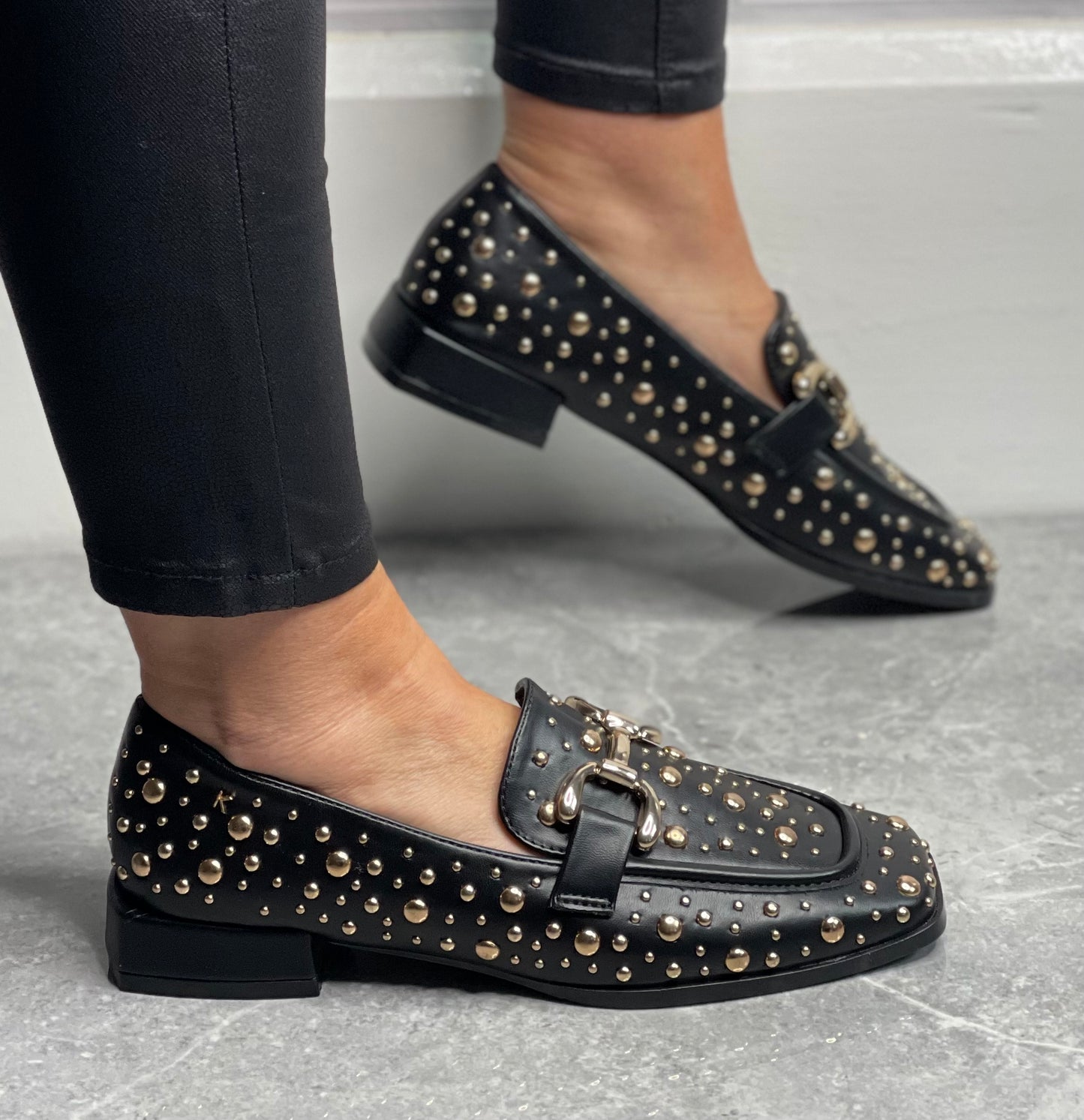 Kate Appleby - ‘Peniston’ Schwarz Stud Loafer