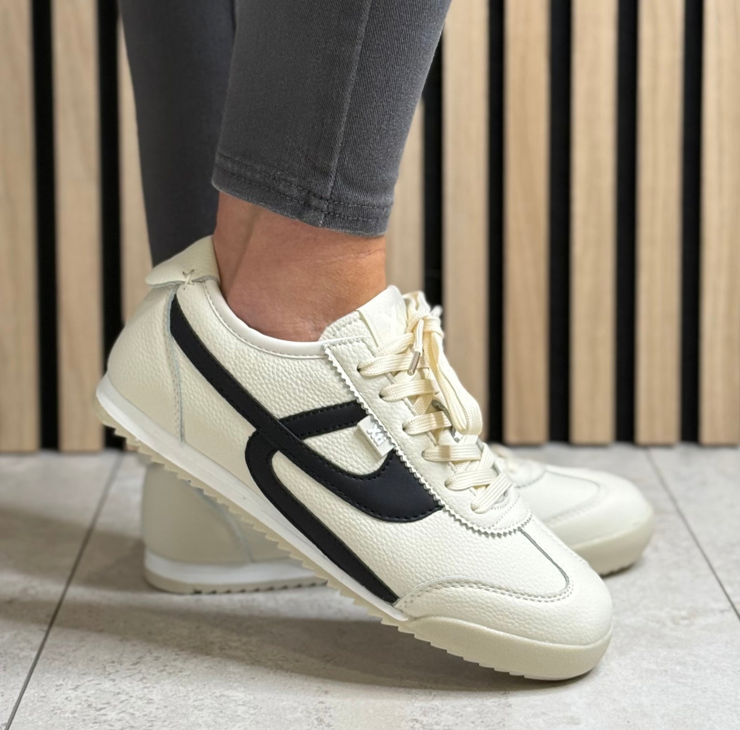 Xti - Beige/Black Detailed Trainer (145008)