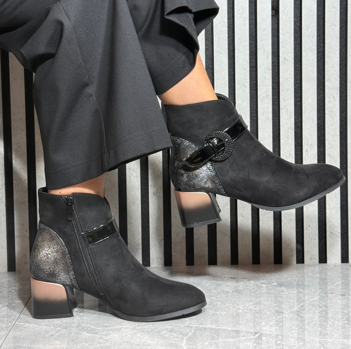Redz - Black Buckle Detail Ombre Heel Boot