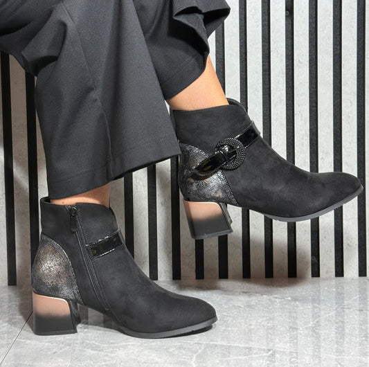 Redz - Black Buckle Detail Ombre Heel Boot