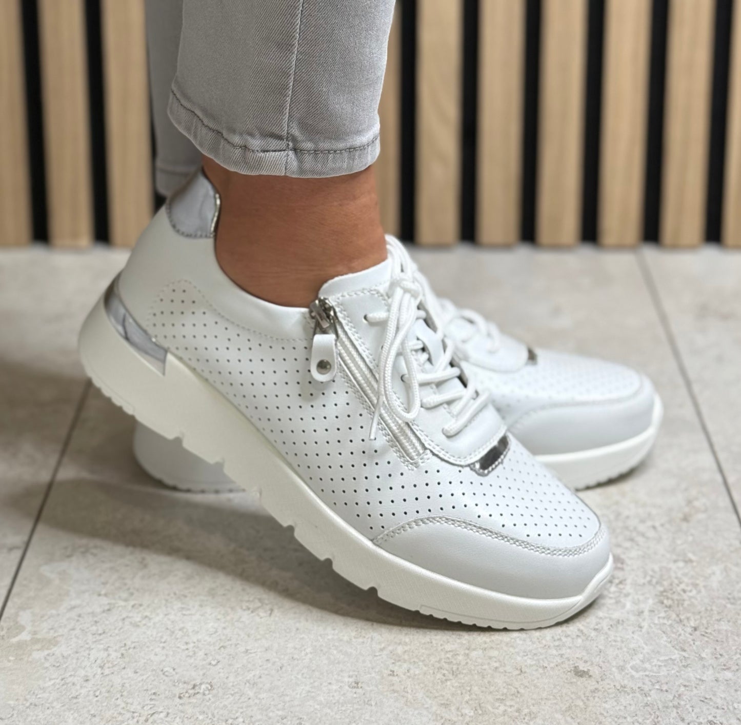 Redz - White/Silver Side Zip Trainer